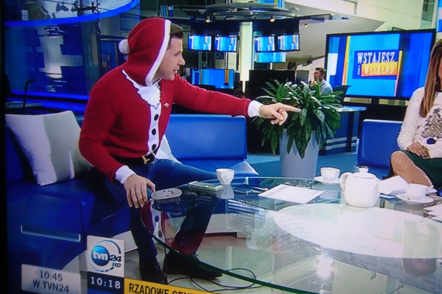 Filip Chajzer był gościem porannego programu w TVN24. Założył na siebie wyjątkową, świątczną bluzę.