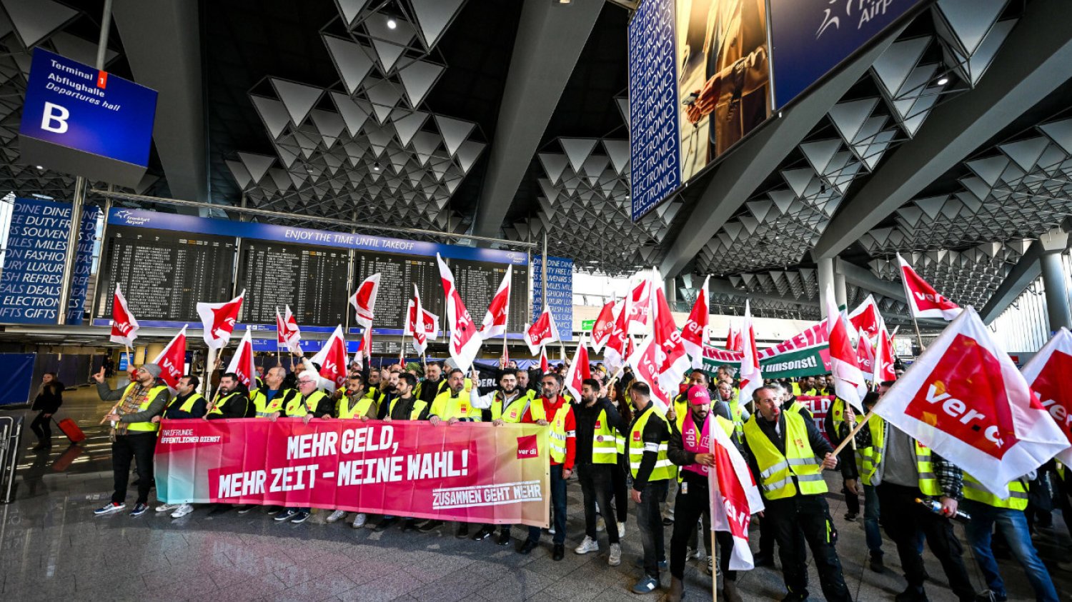 Strajki paraliżują niemieckie lotniska. Wiele lotów zostało już odwołanych Strajki paraliżują niemieckie lotniska. Wiele lotów zostało już odwołanych
