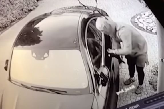 Moment kradzieży został uchwycony na monitoringu