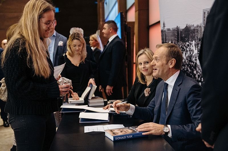 Donald Tusk miał przemówić do protestujących w obronie sądów w Gdańsk. Nie dotarł, bo gdańszczanie zatrzymali go w ECS.