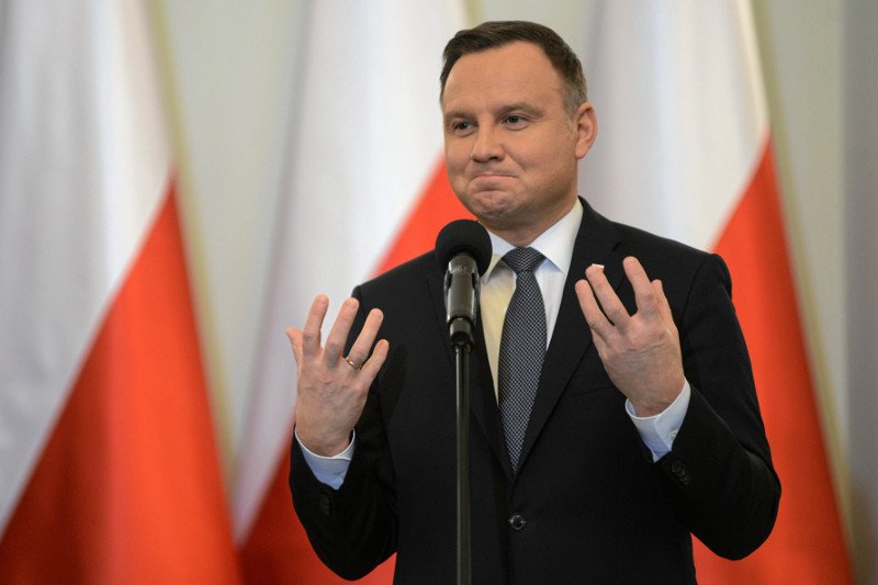 Art. 135 par. 2 kodeksu karnego dot. znieważenia prezydenta – PiS obiecał jego usunięcie, ale się wycofuje.