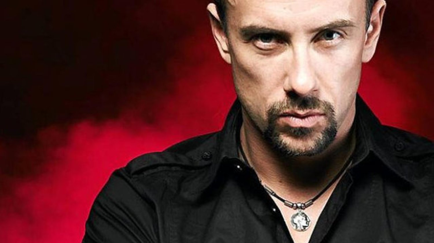 Adam Nergal Darski na swoim Facebooku głośno potępia rządy Prawa i Sprawiedliwości.