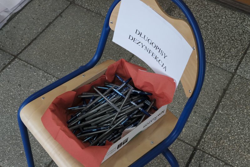 Wybory prezydenckie 2020 odbywają się w czasie epidemii koronawirusa. Członkowie komisji wyborczych będą mieli w związku z tym dodatkowe obowiązki – np. zapewnienie głosującym zdezynfekowanych długopisów.