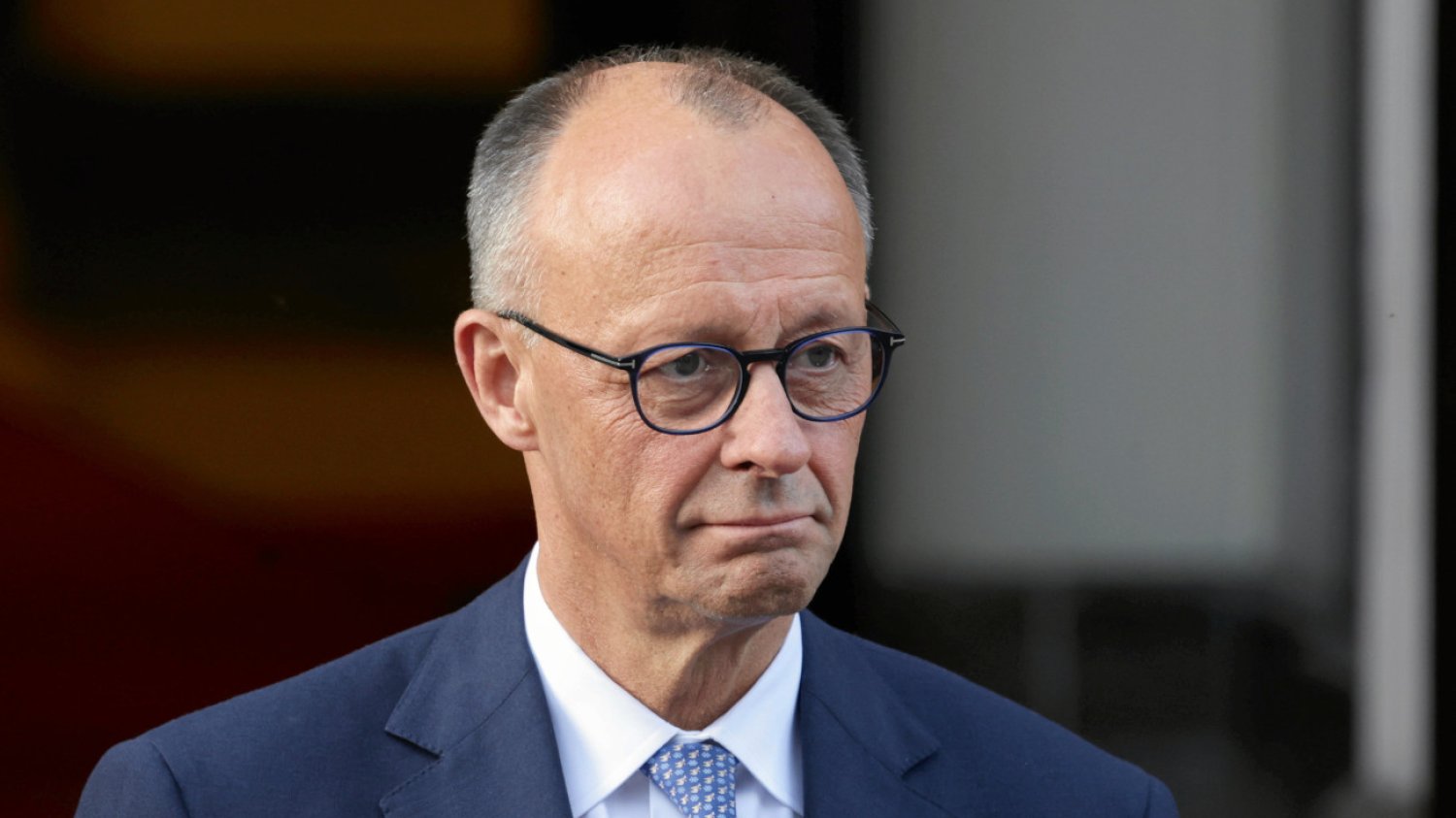 AfD pnie się w górę, a Berlin śpi. Media alarmują: "Kanclerz Merz powinien się niepokoić"