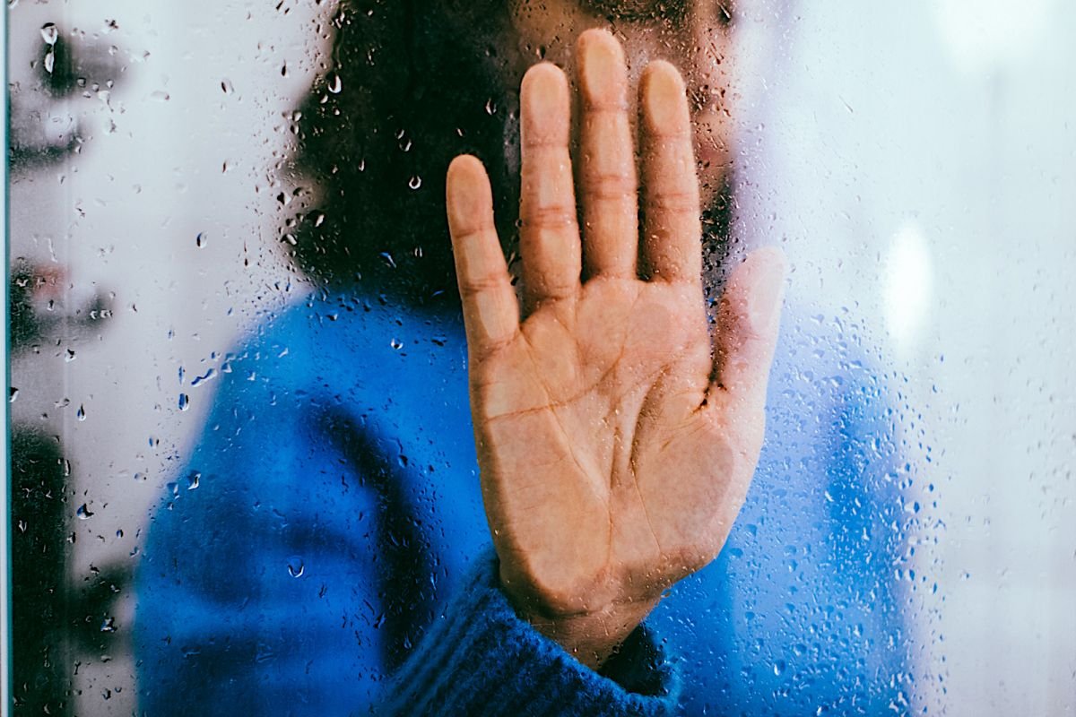 Karina czuje się niezrozumiana. Jej znajomi kojarzą nerwicę natręctw z częstym sprzątaniem.