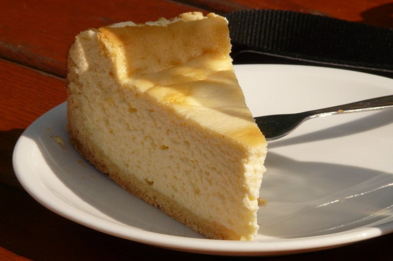 Dzięki ugotowanym ziemniakom sernik będzie idealnie puszysty.