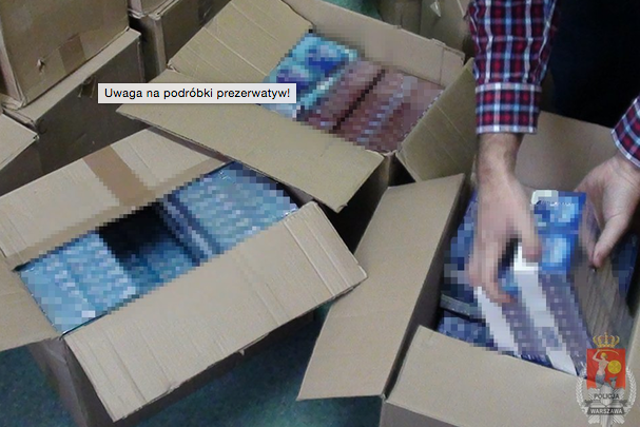 Funkcjonariusze zabezpieczyli podrobione prezerwatywy