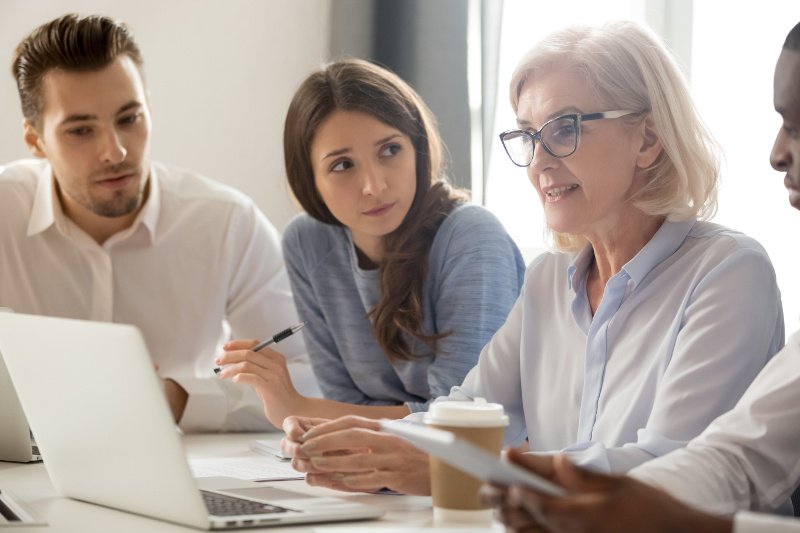 Na rynku pracy spotykają się dzisiaj przedstawiciele różnych generacji. Pytanie, czy potrafią się ze sobą dogadać