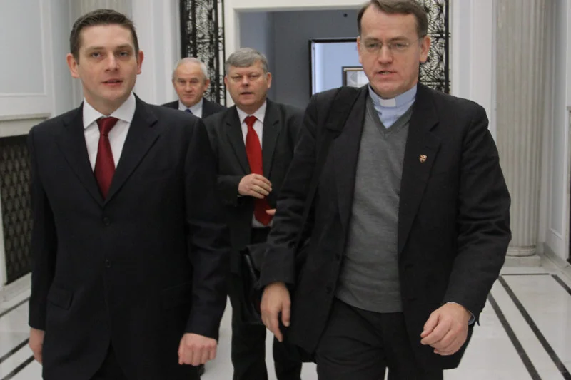 Ks. Dariusz Oko swoje tezy głosi nie tylko na uczelni, ale także w Sejmie. Tu w drodze na posiedzenie komisji ds. przeciwdziałania ateizacji.