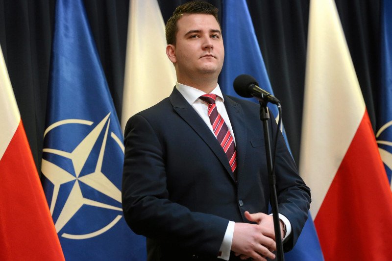 Bartłomiej Misiewicz nie jest już rzecznikiem MON, ale pozostaje szefem gabinetu politycznego