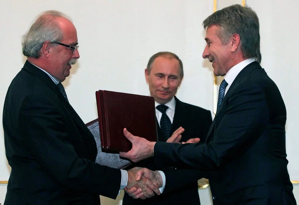 Na fotografii powyżej (2011) Premier Władimir Putin oklaskiwany na uroczystości podpisania umowy przez Christophe de Margerie, prezesa Total, i Leonida Mikhelson, prezesa Novatek, dotyczącej nabycia 12,08% akcji rosyjskiej spółki kosztem 4 miliardów dolar