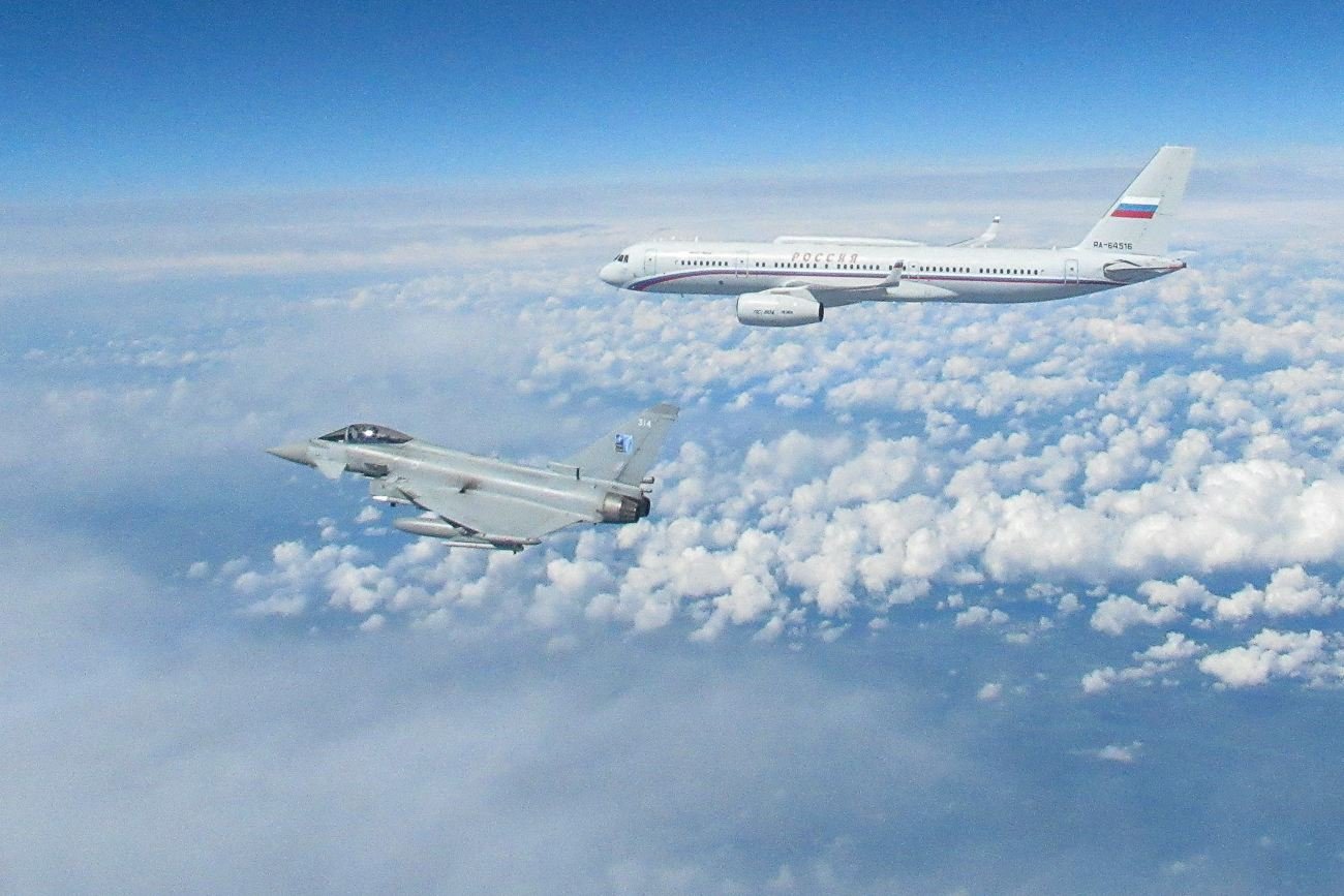 Rosyjski samolot rozpoznawczy Tu-214 w towarzystwie myśliwca