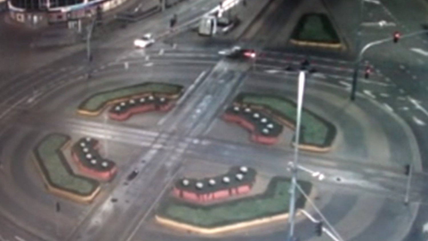 Kobieta wjechała pijana mercedesem w przejście podziemne. Już trzeci raz prowadziła pod wpływem - powinna iść do więzienia?