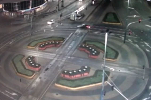 Kobieta wjechała pijana mercedesem w przejście podziemne. Już trzeci raz prowadziła pod wpływem - powinna iść do więzienia?