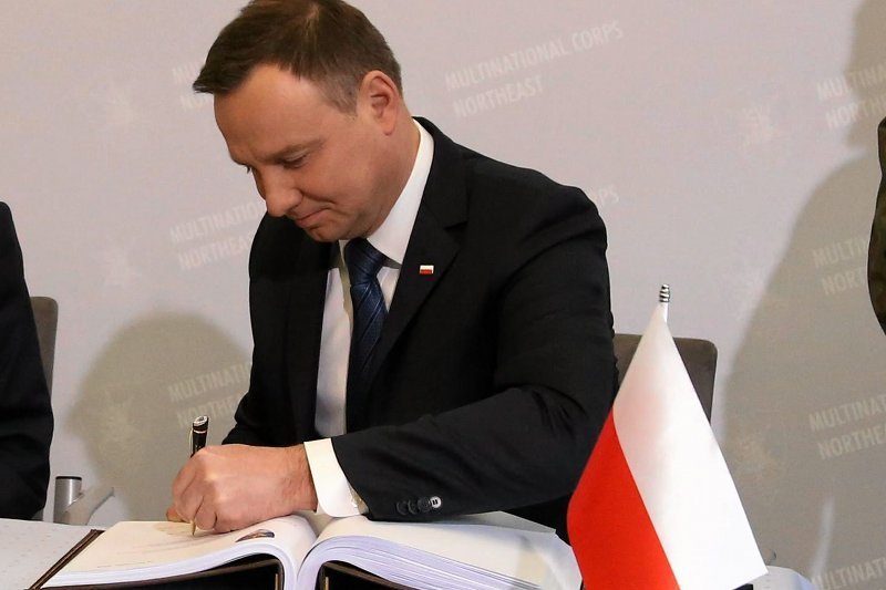 Prezydent Andrzej Duda lubi podpisywać nie tylko ustawy. Wczoraj pokazał z jaką niecierpliwością PiS chce przejąć Trybunał Konstytucyjny.