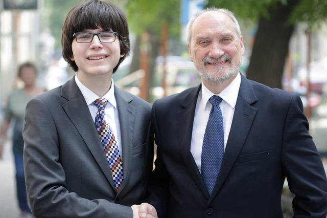 Edmund Janniger wciąż ma umowę o pracę z MON.