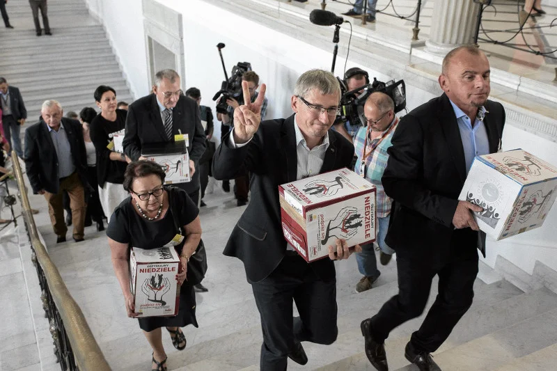 2 września grupa działaczy "Solidarności" z Alfredem Bujarą na czele złożyła w Sejmie projekt ustawy o ograniczeniu handlu w niedziele