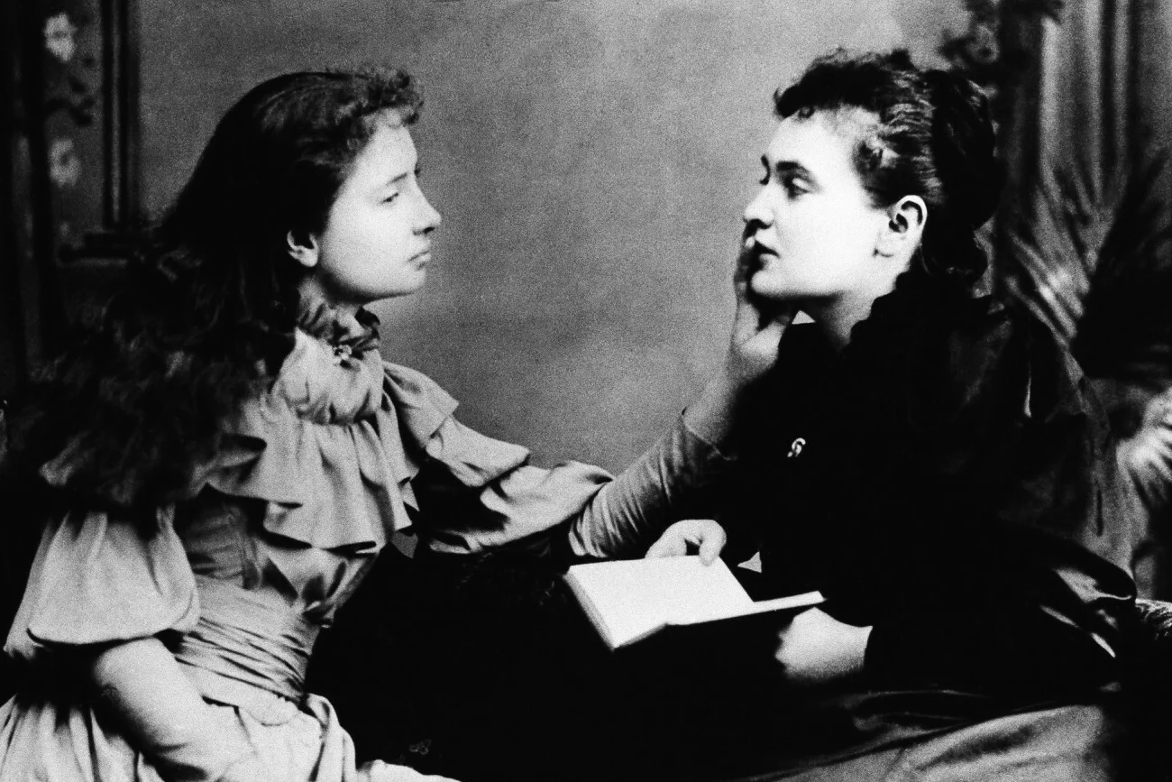Helen Keller (po lewej stronie).