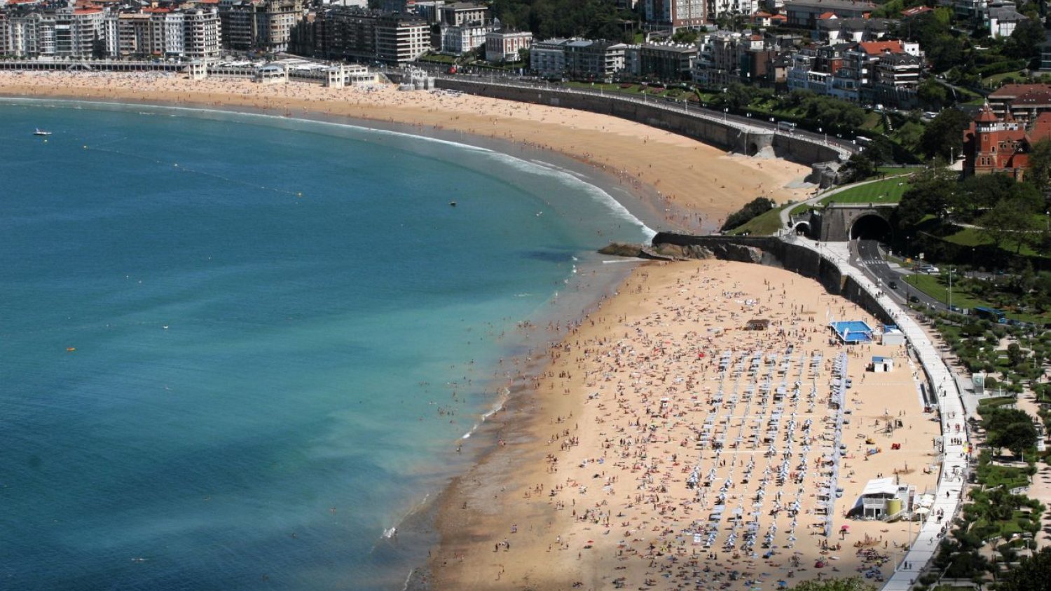 Zamknęli plażę na popularnej wyspie. Polacy uwielbiają ten kierunek na wakacje. Plaża na Lanzarote zamknięta. Polacy kochają ten kierunek na urlop.