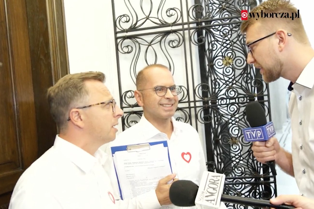 Pracownik TVP próbował przepytywać posłów KO, ale nie chciał powiedzieć... o kogo mu chodzi.