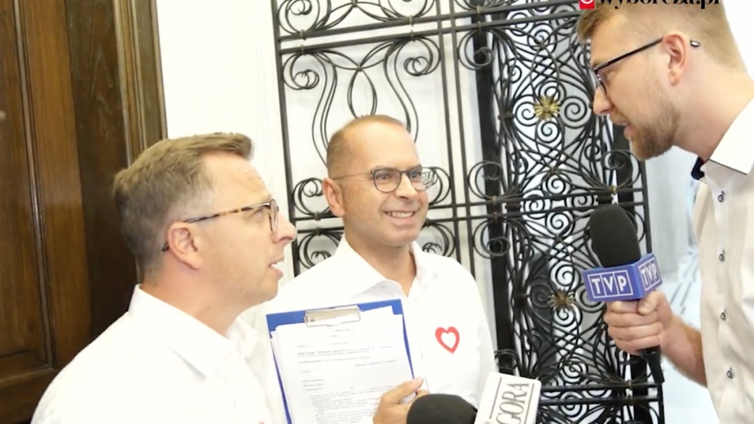 Pracownik TVP próbował przepytywać posłów KO, ale nie chciał powiedzieć... o kogo mu chodzi.