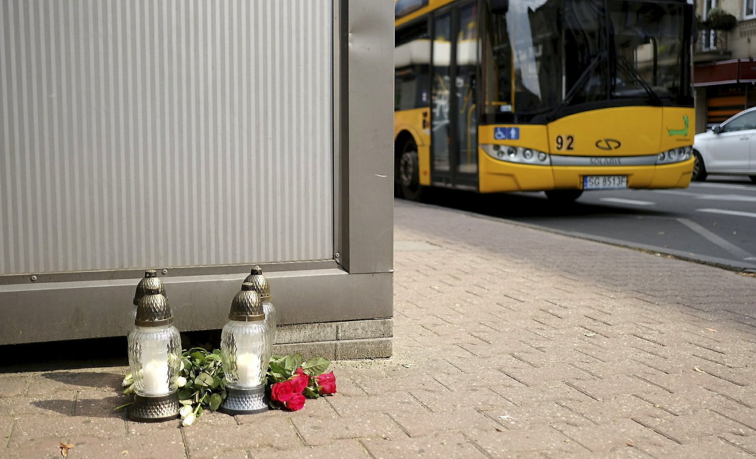 Kwiaty w miejscu tragicznego wypadku w Katowicach. 19-latka zginęła pod kołami autobusu.