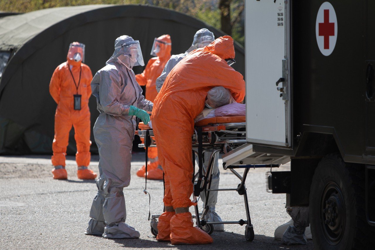 W niedzielę 3 maja MZ podało informacje o nowych zakażeniach koronawirusem. Jest ich znacznie więcej niż w sobotę, tak jak ofiar śmiertelnych. Ponad 300 nowych przypadków koronawirusa w Polsce. Jest komunikat Ministerstwa Zdrowia.