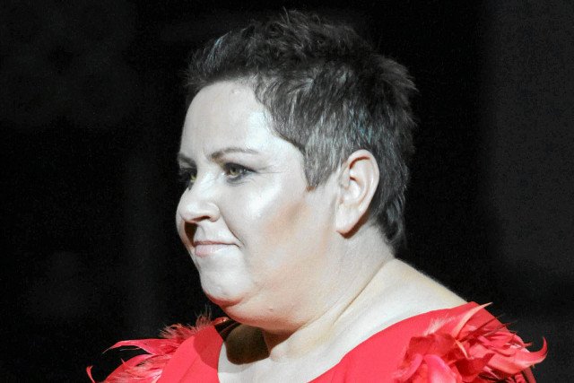 Według Doroty Wellman wykorzystywanie roznegliżowanych kobiet do roznoszenia wody jest "szowinistycznym świństwem"