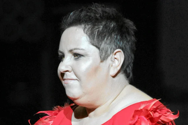 Według Doroty Wellman wykorzystywanie roznegliżowanych kobiet do roznoszenia wody jest "szowinistycznym świństwem"