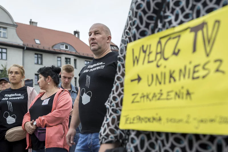 Dziennikarz pokazał, jaki prezent rząd sprawił koronasceptykom.