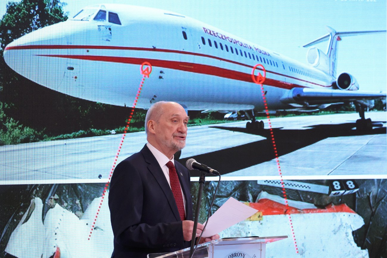 Antonii Macierewicz podczas konferencji podkomisji do ponownego zbadania wypadku lotniczego pod Smoleńskiem. Warszawa, 11 kwietnia 2022