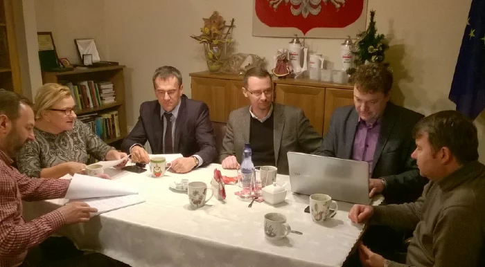 "Już czwartą godzinę trwa narada w moim biurze poselskim w sprawie Szpitala w Sycowie" – napisała minister 9.01 na FB.