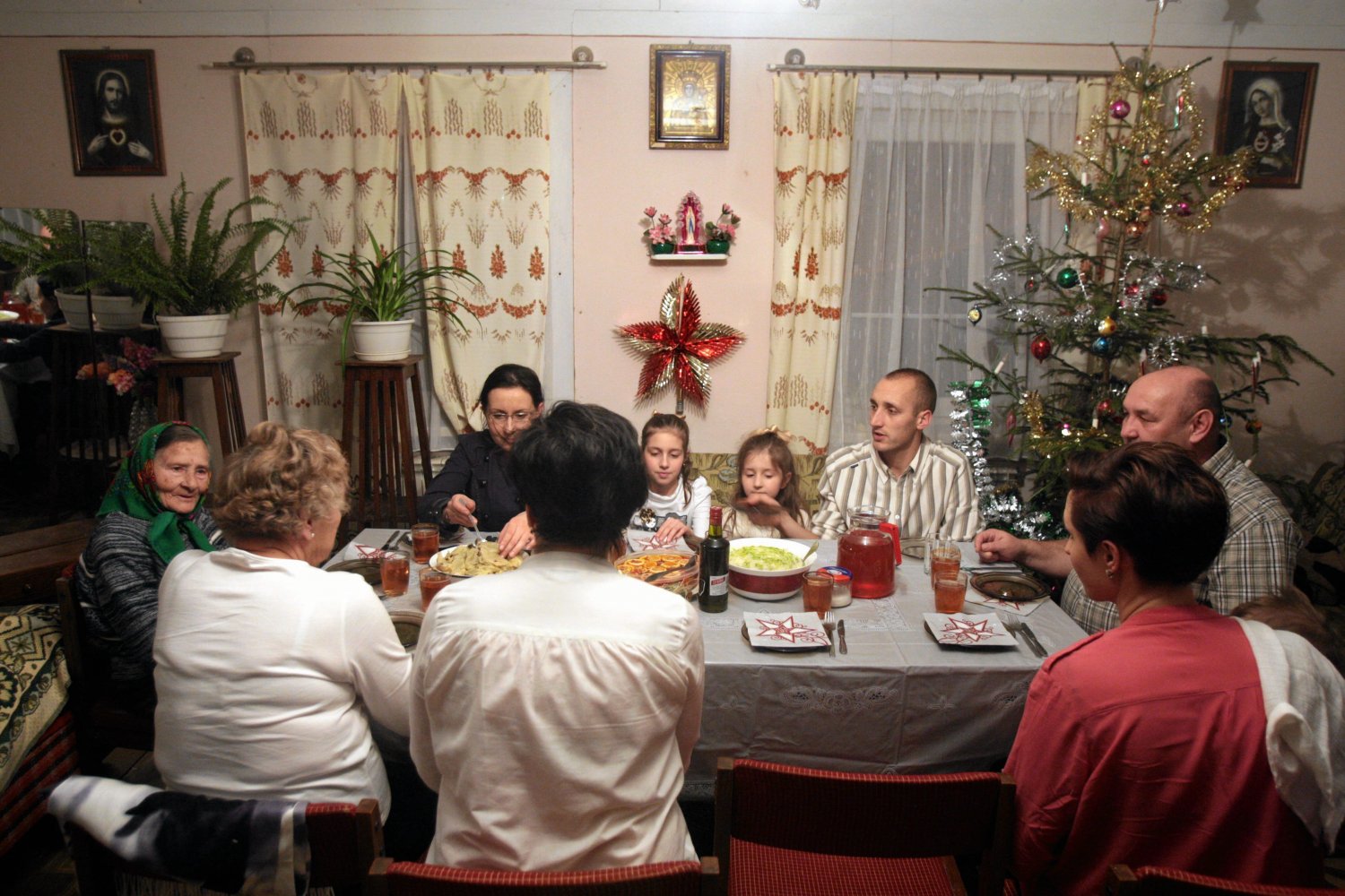 Puste miejsce przy wigilijnym stole to jedna z najważniejszych tradycji