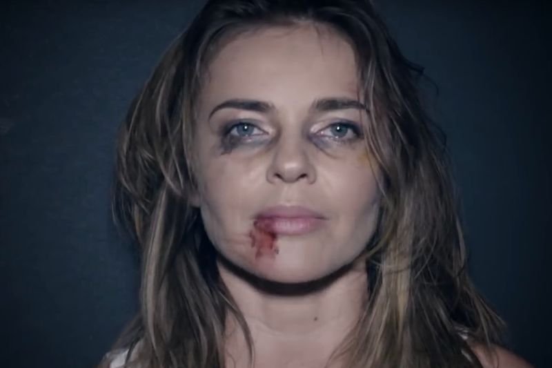 W kampanii "Kocham. Szanuję" aktorki, dziennikarki i kobiety znane z ekranów telewizorów pokazują problem przemocy wobec kobiet w Polsce. Do akcji dołączyli także mężczyźni.