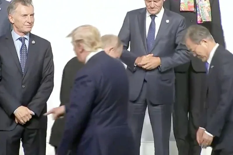 Trump nie podał ręki Tuskowi? TVP przyłapana na kłamstwie.