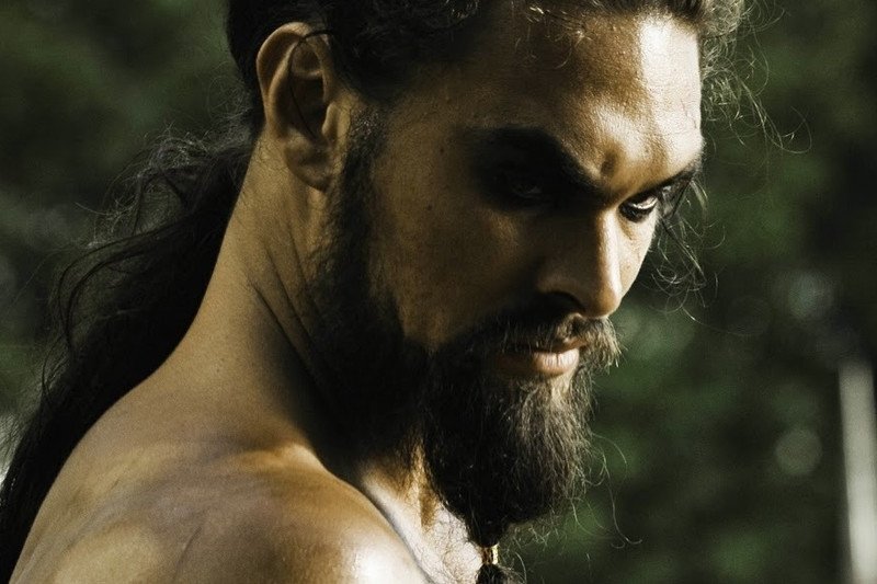 Khal Drogo to jedna z tych postaci, która w serialu "Gra o tron" nie miała okazji rozwinąć skrzydeł. Czy twórcy zdecydują, że jeden ze spin off-ów będzie opowiadać historię dothraków?