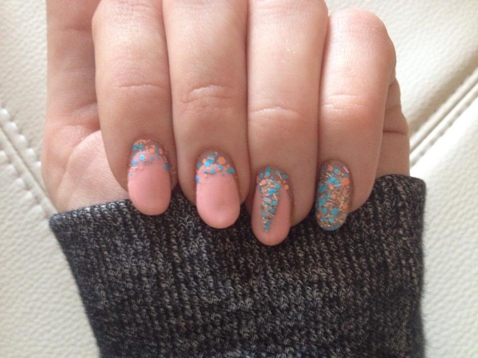 Odświeżony hybrydowy manicure. Odrost wypełniony drobinkami o różnych kształtach w kolorze hybryd oraz baby blue.