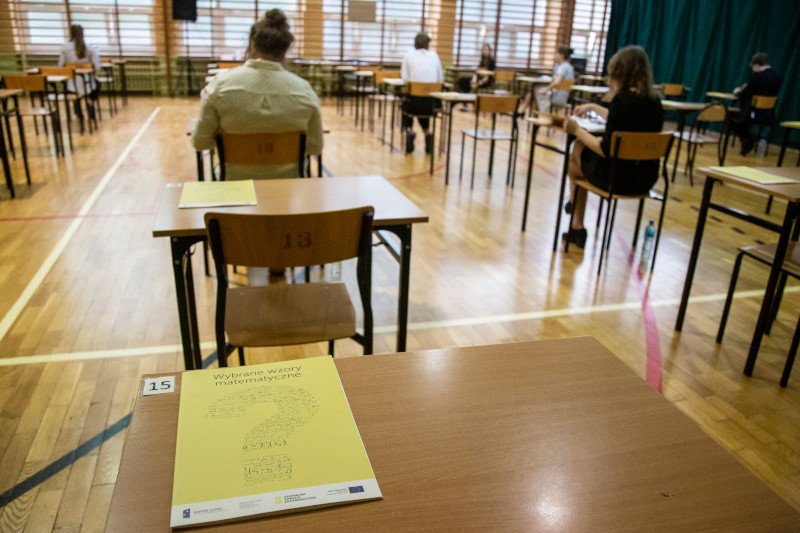 Matura w 2023 roku ma być trudniejsza – wynika z informatorów maturalnych opublikowanych przez Centralą Komisję Egzaminacyjną.