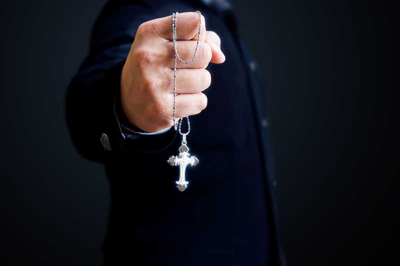 Atakuje nazwę restauracji zmienioną przez Gessler, blokuje koncert Figo Fagot. Polski proboszcz wszechwładny.