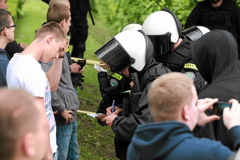 Kibice Jagiellonii Białystok w "rozmowie" z policją