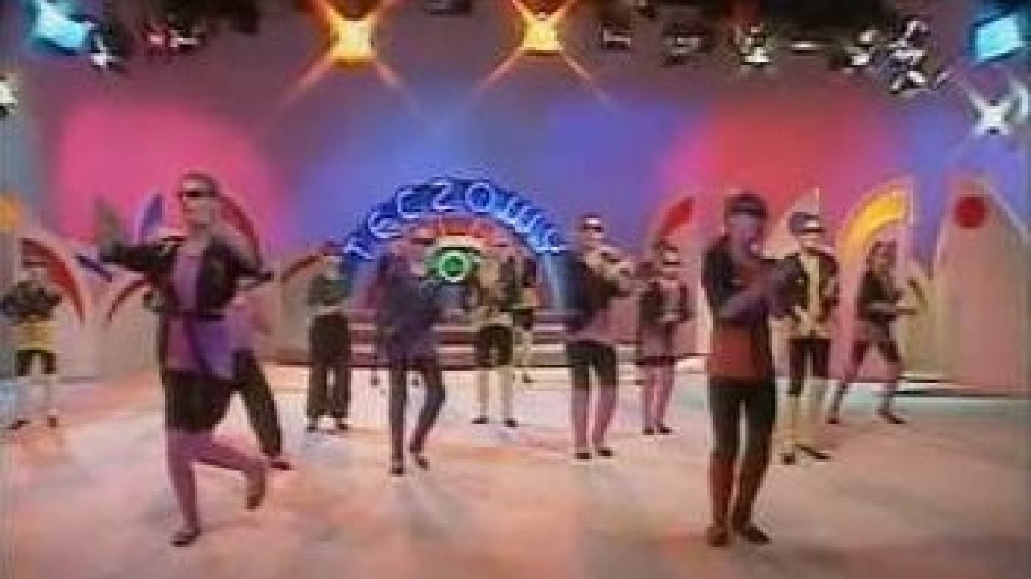 Dziennikarz śledczy Mariusz Zielke twierdzi, że niektóre uczestniczki programu "Tęczowy Music Box" były molestowane przez Krzysztofa Sadowskiego. W "Dużym Formacie" można przeczytać wspomnienia dwóch kobiet.
