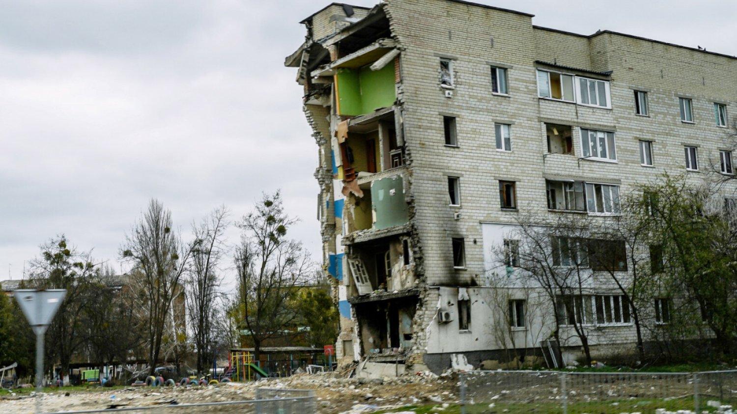 Ukraina. Banksy namalował mural w Borodziance niedaleko Kijowa.