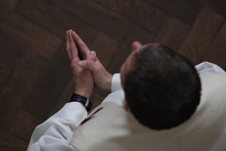 Ząbkowice Śl.: ksiądz pisał do 13-latki "Jesteś niezłą kocicą".