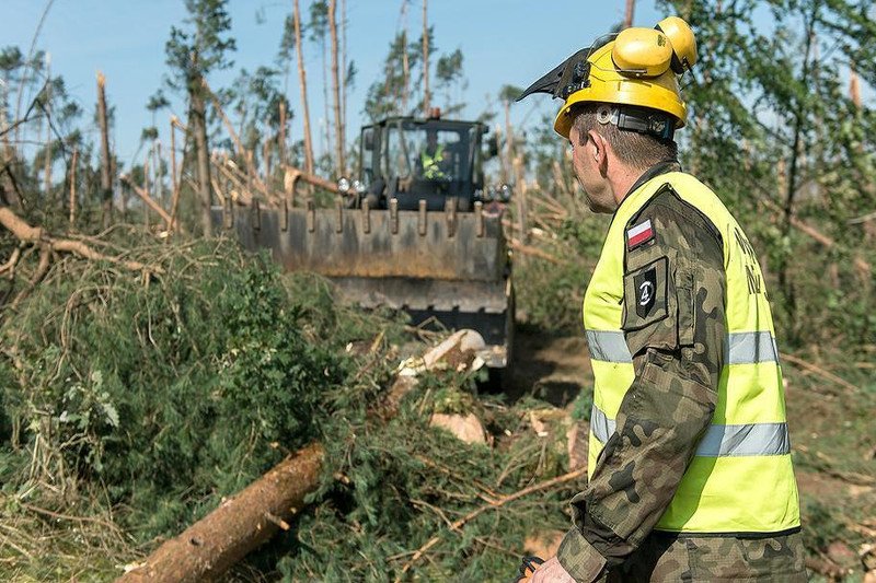 MON chwali się sprawną akcja pomocy w usuwaniu skutków nawałnic. Jednak to zupełnie nieudana próba ratowania rządowej klapy.