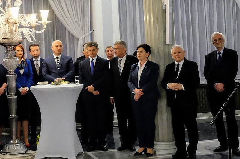 Tak politycy PiS świętowali wielkanocne jajeczko. Wygląda na to, że nie było to przyjemne spotkanie...