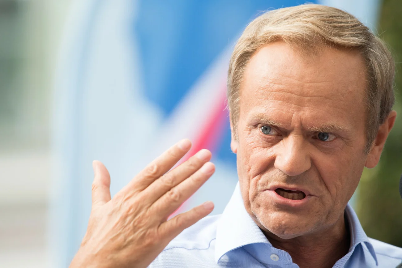 Około 50 migrantów, w tym dzieci, obozuje na pasie pomiędzy polskimi a białoruskimi strażnikami granicznymi. Do tej kwestii odniósł się w środę Donald Tusk.