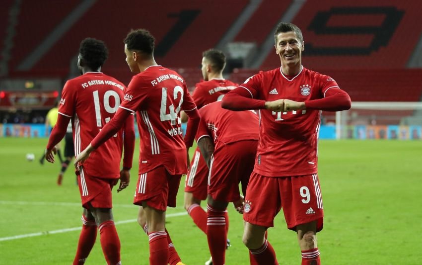 Robert Lewandowski jego koledzy z Bayernu mistrzami Niemiec. A wszystko dzięki Borussii Dortmund
