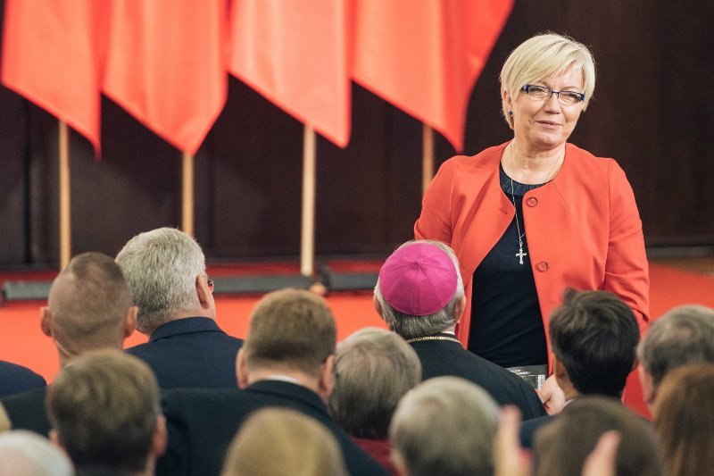 Kto może zwołać posiedzenie KRS? Przewodniczący KRS lub prezes Sądu Najwyższego, czyli obecnie prof. Małgorzata Gersdorf. PiS chce to zmienić i tę kompetencję powierzyć prezesowi Trybunału Konstytucyjnego, czyli dziś Julii Przyłębskiej.