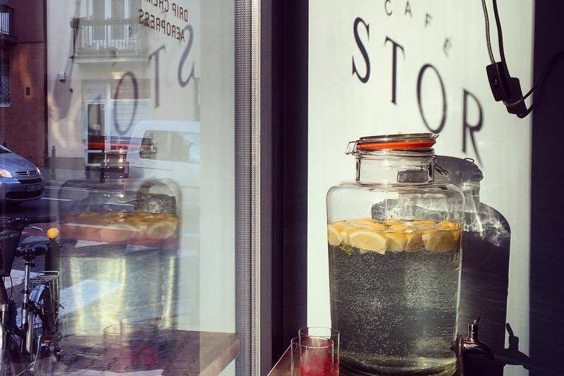 W nowootwartej kawiarni Stor na warszawskim Powiślu w wielkim słoju serwuje się wodę z cytryną