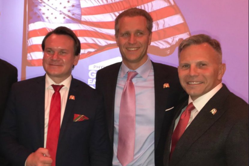 Dominik Tarczyński w towarzystwie  Petra Bystrona (w środku). Politycy odebrali tę samą nagrodę.